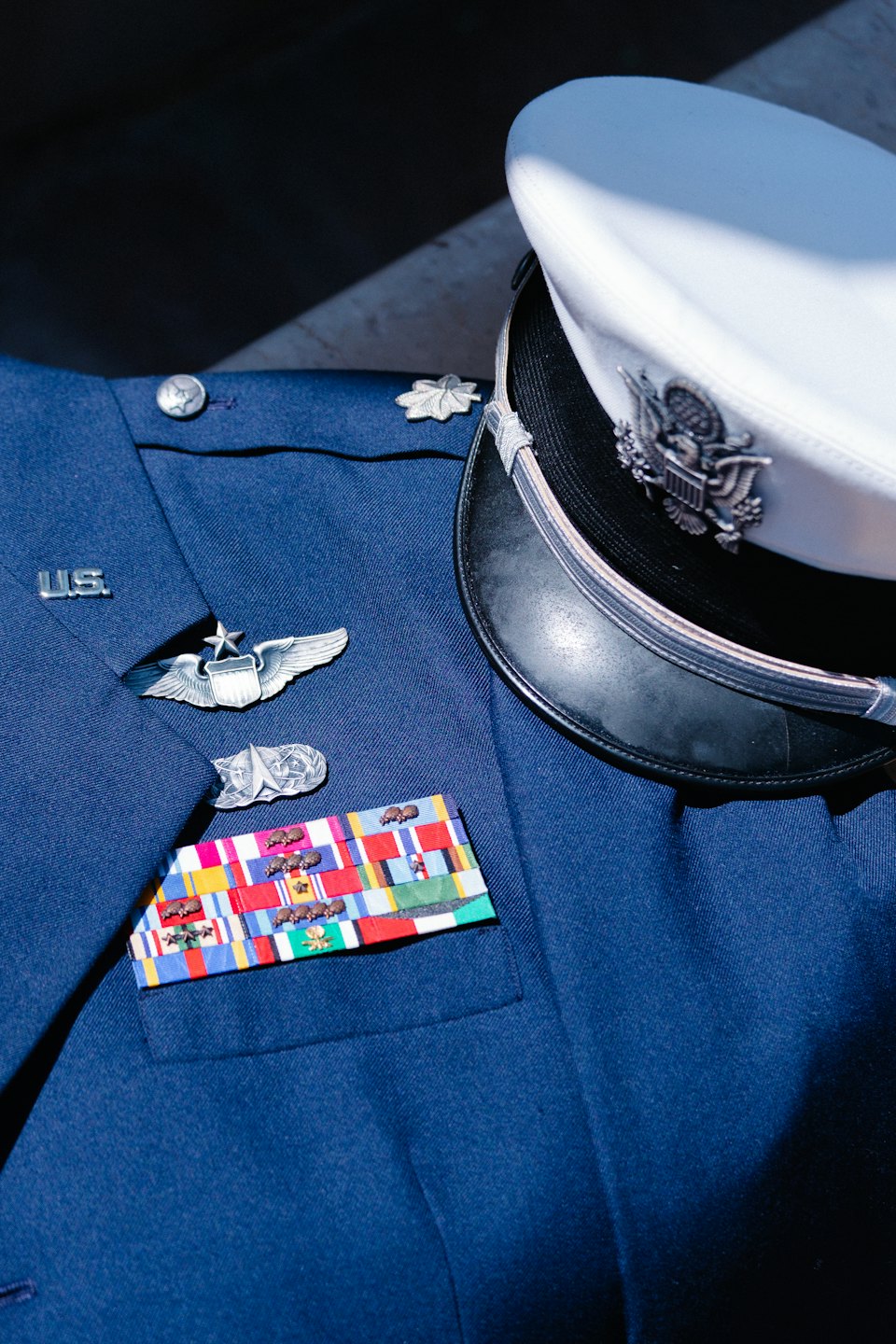 Marineblaue Uniform mit silbernen Ansteckern und Orden.