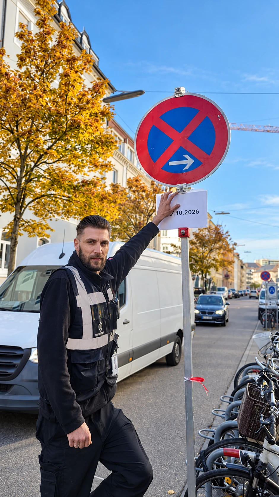 Digital überarbeitetes Einsatzmotiv: Brendel-Mitarbeiter an einem mobilen Haltverbotsschild